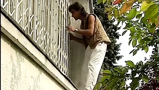 Muhteşem angelica bella kendini tamamen zevke veriyor