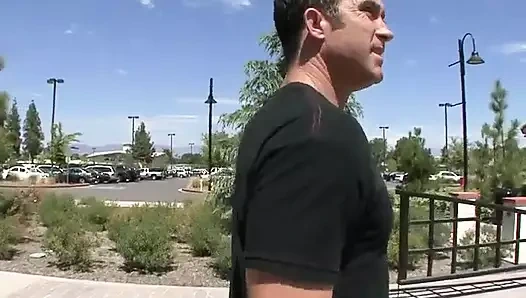 Victoria White minik vajinasına büyük bir penis alıyor. victoria white, billy glide - sapık orta yaşlı seksi kadınlar