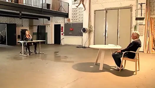 Bu yaşlı sapık tarafından götünü siktirmeyi seviyor!