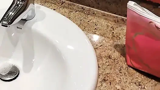 Otel odasında genç üvey kız kardeşimi izle. Beni yakaladılar ve duşta bana elle muamele çektiler