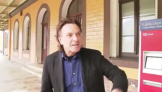Olgun yarak üzerinde büyük memeli sarışın