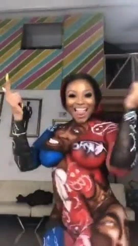 abanoz kız ile bodypaint sallayarak onu büyük göğüsleri ve göt