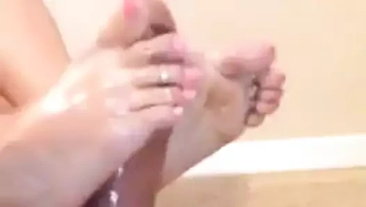 Yapay penis footjob olacak yapmak seni boşalmak