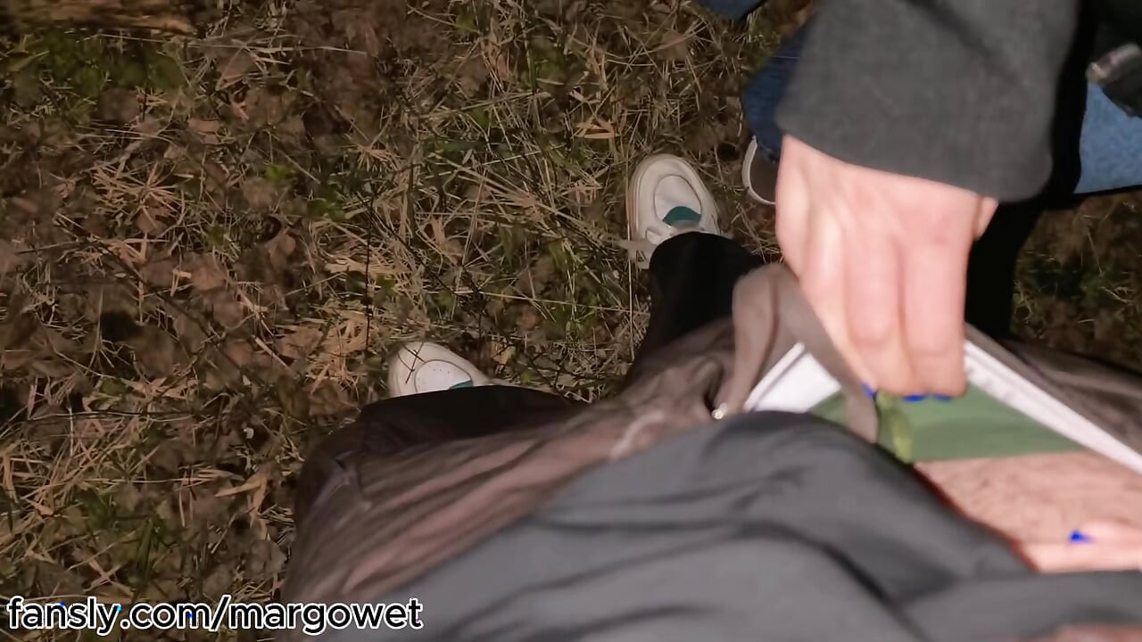 Halka açık parkta sakso ve ağzına boşalma ile gırtlağına kadar alma - önce sikimi yıkadı