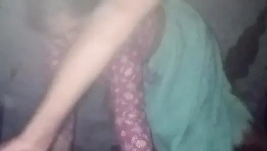 Hintli evli kadın kocası tarafından sikiliyor