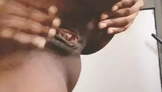 Tombul parmakla fışkırtana kadar amını sikiyor