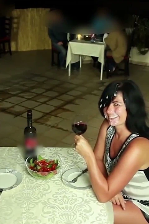 Omg! Herkesin içinde restoranda yarağını çıkardım!
