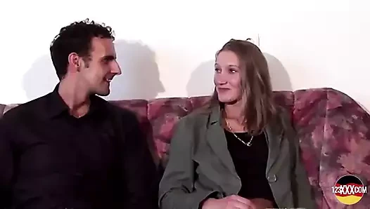 Azgın esmer sürtük yarağın üstüne atlamayı seviyor