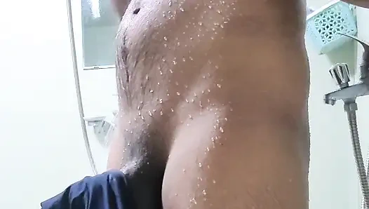 Koreli adam banyo yapıyor ve mastürbasyon yapıyor