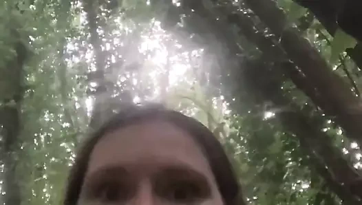 Yağmur yağıyor! Ormanda, ağır manavlarla eve dönerken