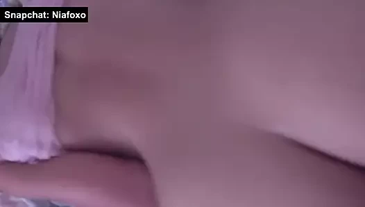 Tombul karışık kız utangaç adamla sikişiyor