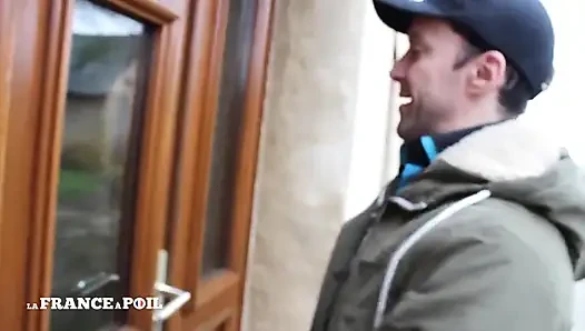 İri göğüslü güzel kızıl saçlı sürtük götünü siktiriyor ve göğüslerine boşalıyor