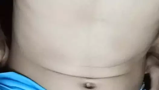 Yalnız oğlan odada lambayı kapatıyor