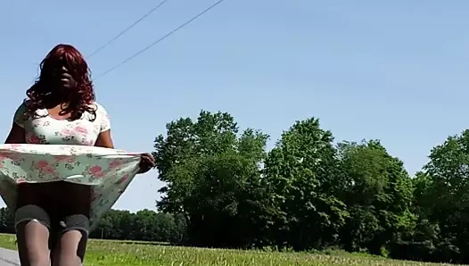 Kısa bir elbise içinde çapraz giyinmiş