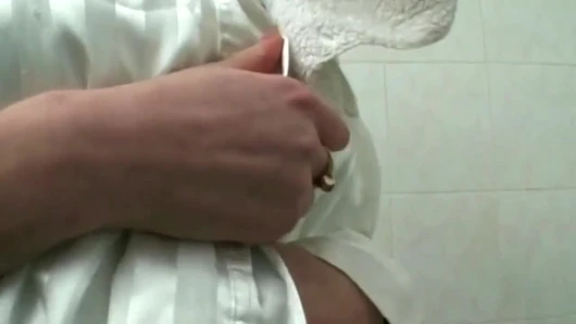 Sarışın hatun yarak emiyor ve sert mor dildoya biniyor