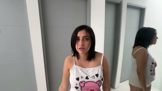 Küçük latin üvey kız kardeşim aynanın önünde sikişmeyi ve zengin götüne girmemi izlemeyi seviyor