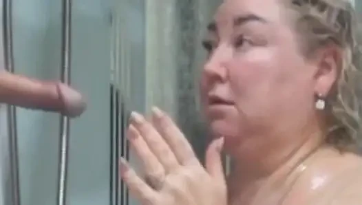 Pušim kurac pod tušem i primam spermu po licu i u usta