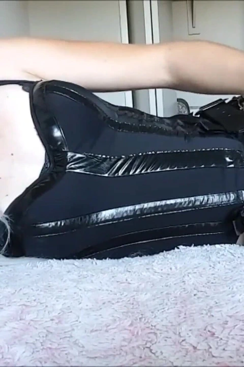 TS genç kızın kendi yüzüne boşalma