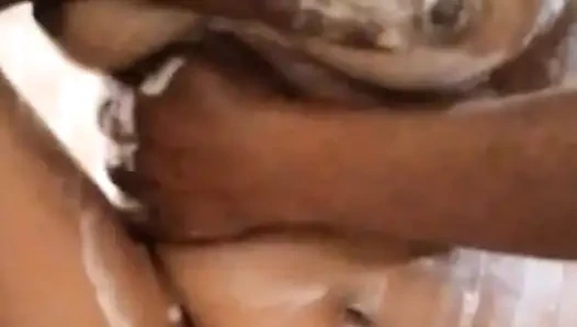 Hintli kız banyoda banyo yapıyor - ateşli asmr videosu
