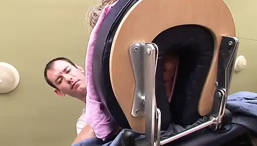 Edepsiz masör sarışın müşterisiyle sikişiyor