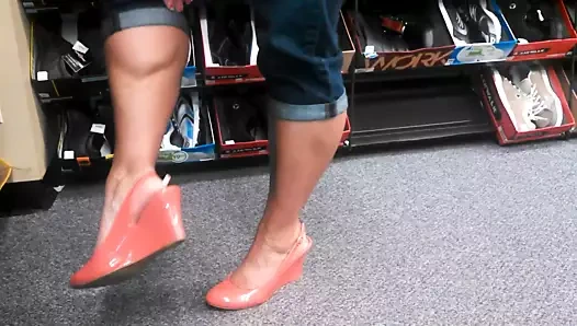 Bu pembe topuklu büyük kaslı baldırlarımı esnetiyorum