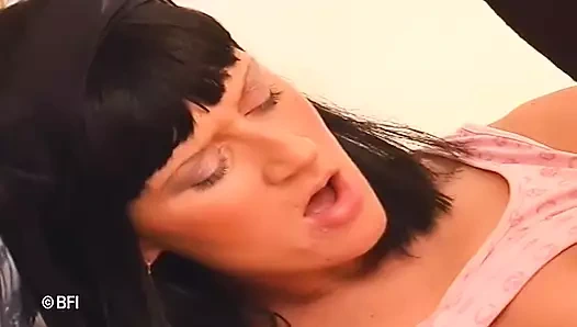 Sevimli dövmeli esmer mastürbasyon yapıyor