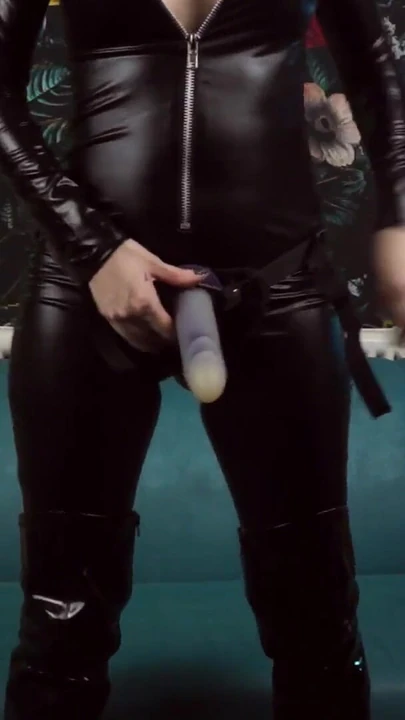 Незабываемый момент из "Трахаю страпоном твою девственную задницу"