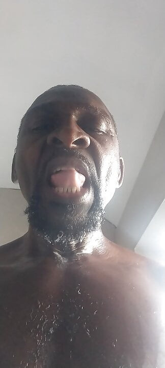 Ben banyo yaparken elimi sikiyor gerçek bir ucube amcık yiyiciyim