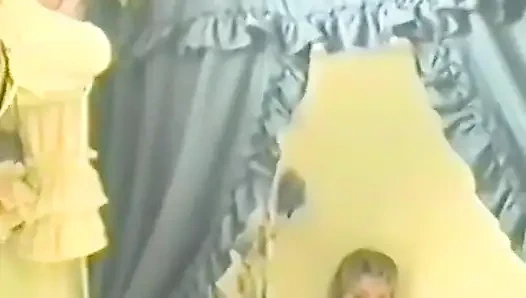 Sarışın yarak emiyor ve sonra iki dildo alıyor