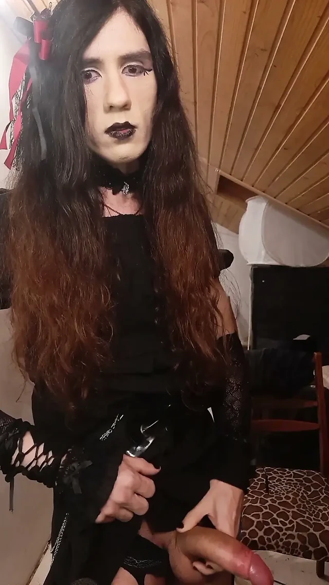 Gırtlağına kadar yapmayı seven gotik kızın