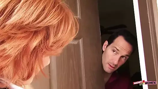 Azgın orta yaşlı seksi kadın onu evden çıkartmak yerine cinsel arzularını tatmin etmek için yarağını kullanıyor