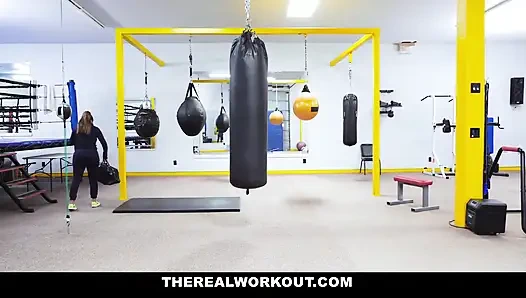 Büyük memeli orta yaşlı seksi kadın spor salonunda kaslı bir delikanlıyı emiyor