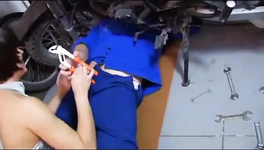 Motosikletini tamir ediyor ve sakso çekiyor