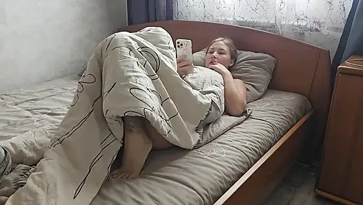 Uyandım ve pornoya mastürbasyon yapmaya karar verdi. Tatlı boşalma!