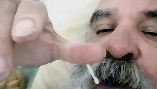 Kalın süt yalıyor