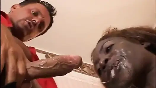 Siyah hizmetçi amcık banyoda büyük yarak emiyor... ağzına boşalma