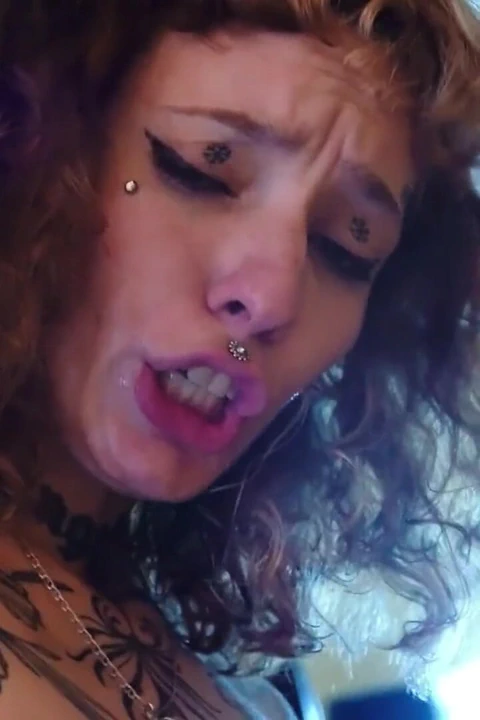 Karım televizyon izlerken kız kardeşini merdivenlerden takip ediyor.