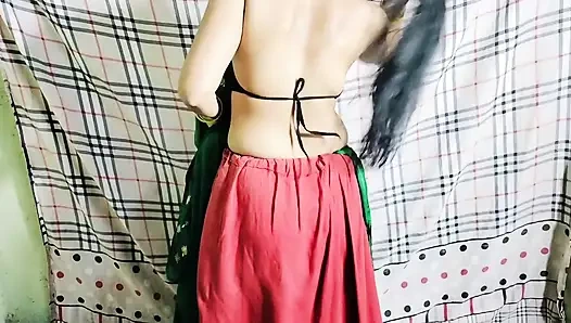 Bekar kız yatak odasında temiz amını parmaklamanın tadını çıkarıyor ve mastürbasyon yapıyor