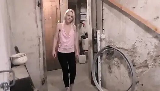Çok sarışın ve oldukça tatlı