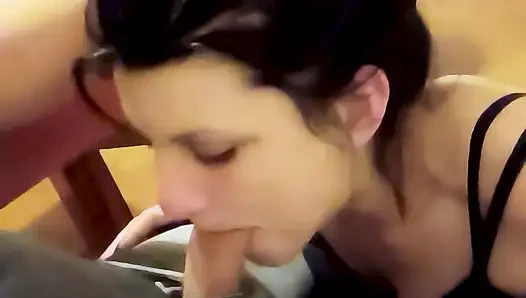 Amatör gırtlağına boşalma derlemesi ağzına boşalma orta yaşlı seksi kadını yutuyor