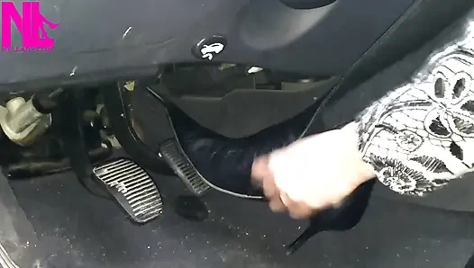 Siyah deri yüksek topuklu çizmelerimi pedalla pompalıyor ve açma