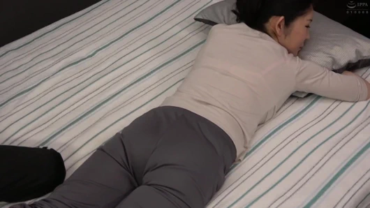 Ona masaj yaparken pantolonumu indiriyorum... - part.1