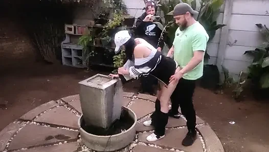 Karısını önünde sikiyor
