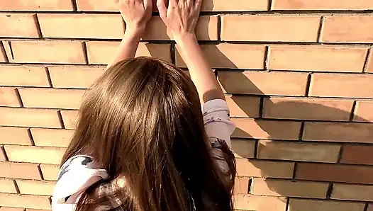 Yabancı evin çatısında tutkulu bir şekilde büyük bir penis emiyor, iç çamaşırına boşalıyor