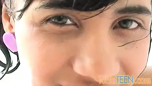 Tobie genç masturbates içinde the duş