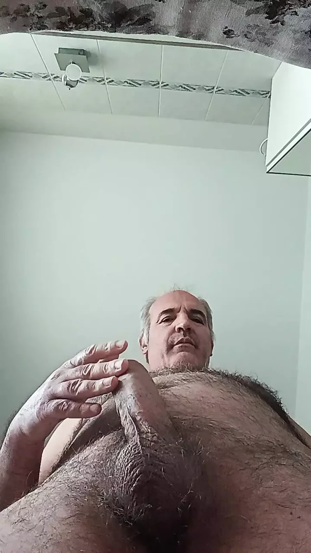 Akıllı telefon ekranında sperm akışı ile keyifli bir penis masajı için öğretici