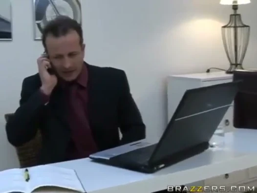 Büyük memeler iş yerinde - Cindy'nin patronu sıkı amcığını seviyor ve masaj yapıyor