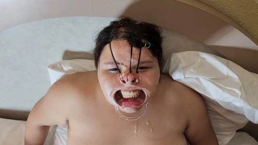 Adamımın itaatkar fahişe gibi yüzümü aşağılamalarına bayılıyorum