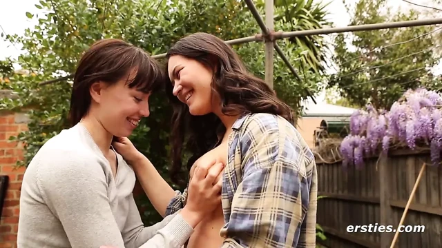 Tatlı amatörler lucinda ve tara cant bekle için var birbirlerine