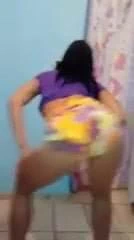 Une minette en short qui bouge bien son cul